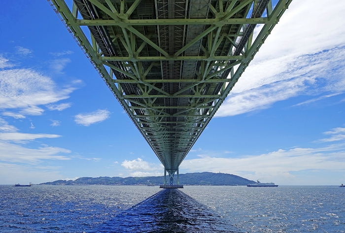 舞子海上プロムナード入り口付近から明石海峡大橋を見上げる絶景スポット